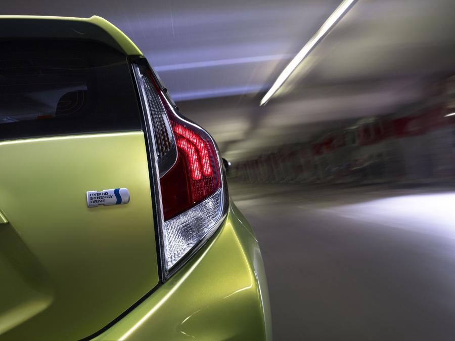  Toyota Prius c 2015 года  (фото 7 из 12)